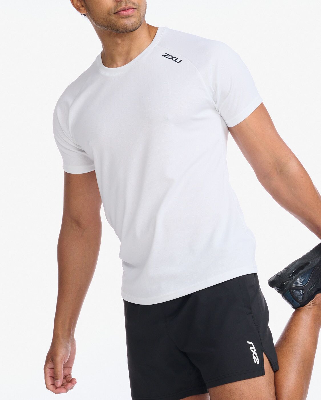 2xu-motion-aspire-tee-laufshirt-herren-wei-kurzarm image 2