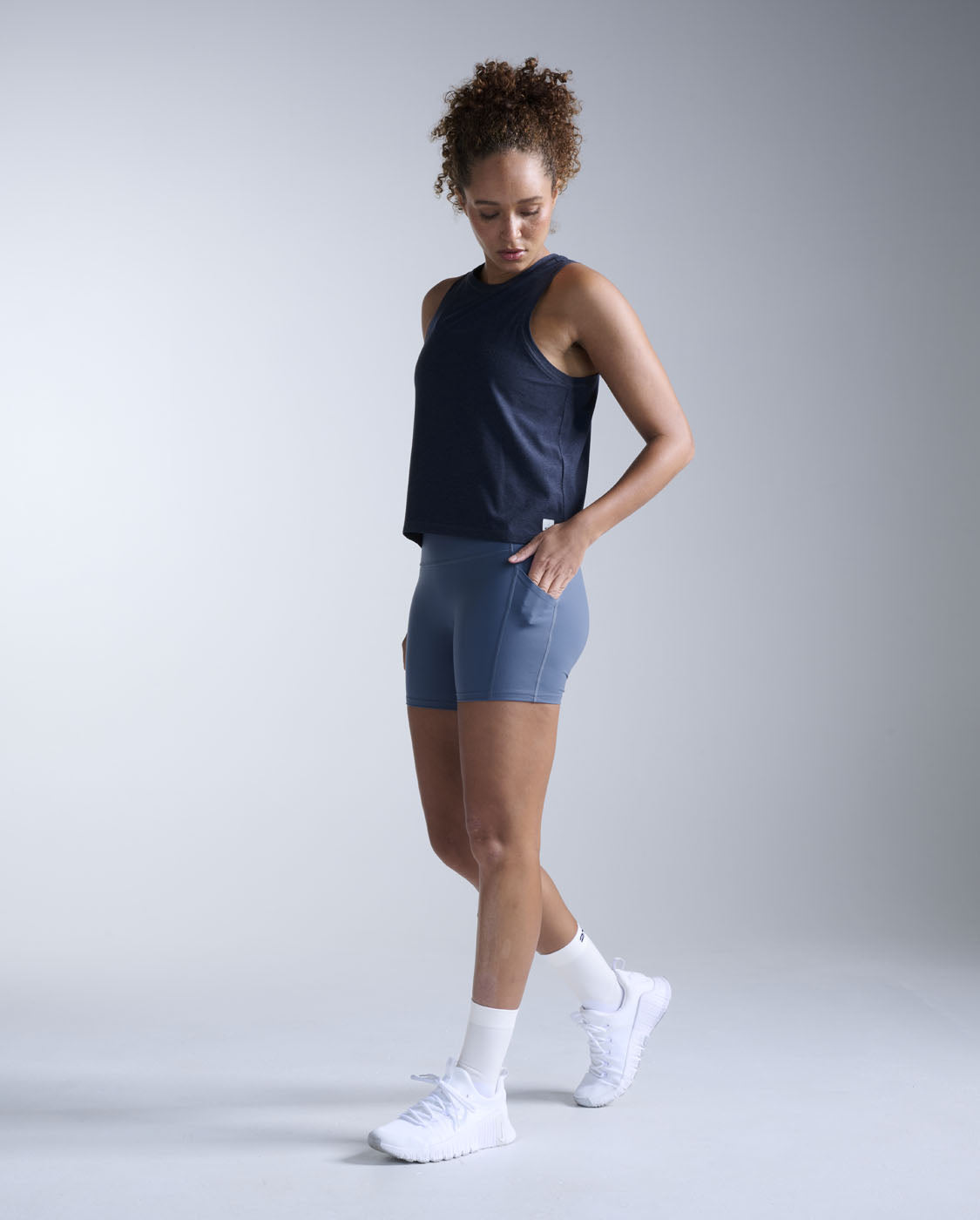 2xu-form-soft-jersey-relaxed-tank-top-midnight-white image 5