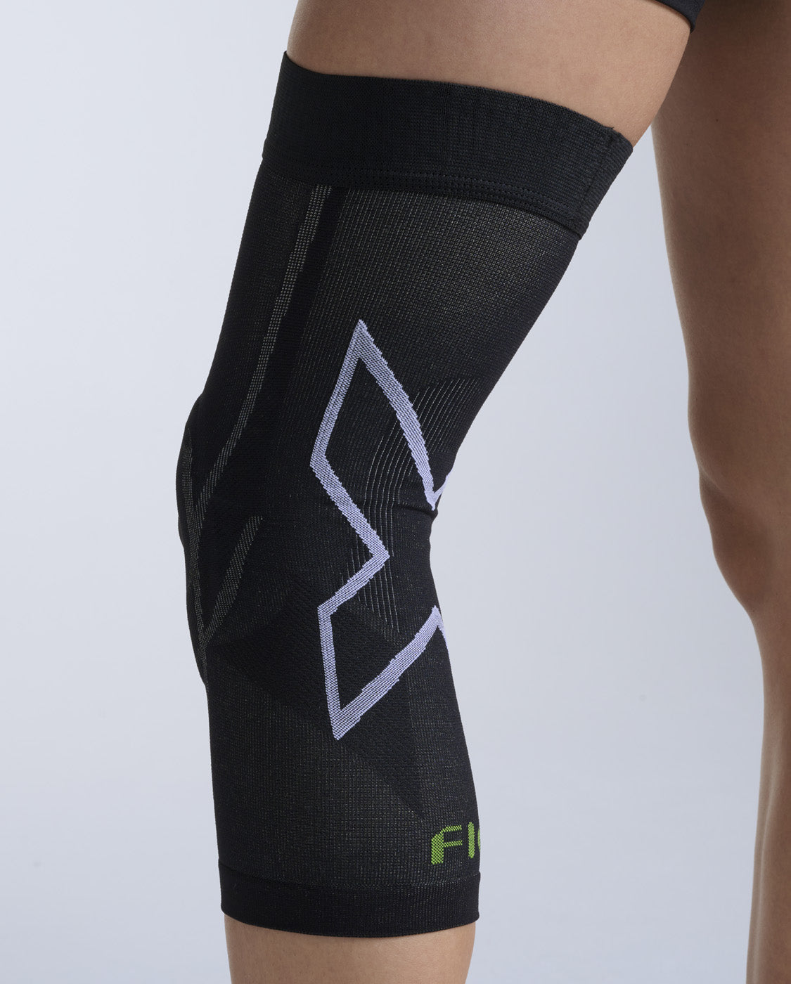 2xu-recovery-kniebandage-mit-fir-grau-schwarz-st-tze image 8