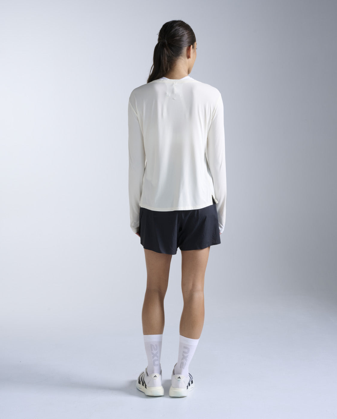 2xu-aero-trail-longsleeve-damen-chalk-langarm-upf50 image 5