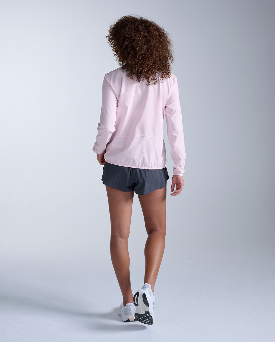 2xu-aero-jacket-laufjacke-pink-frost-damen-wasserabweisend image 7