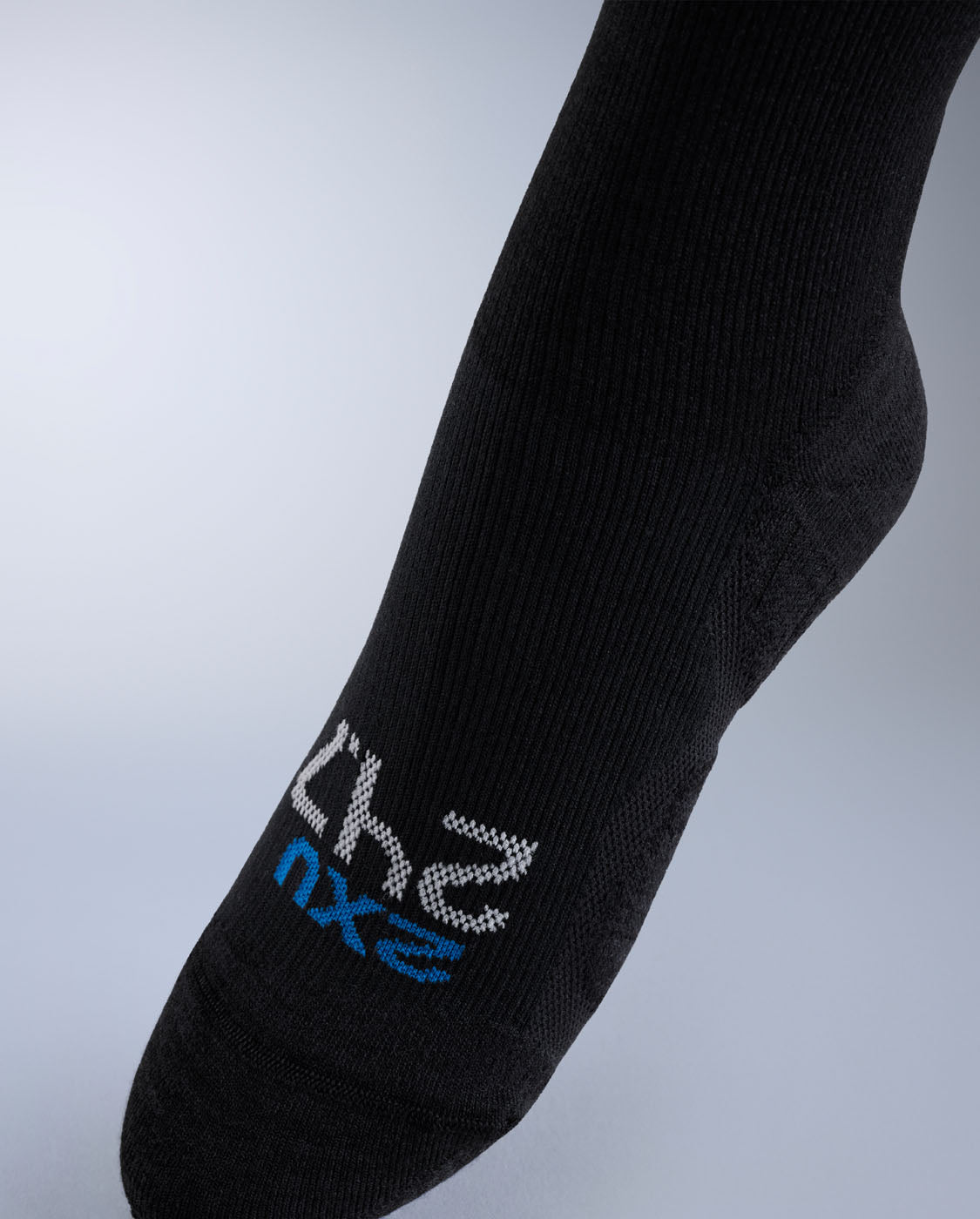 2xu-24-7-bamboo-kompressionssocken-schwarz-20-23-mmhg image 3
