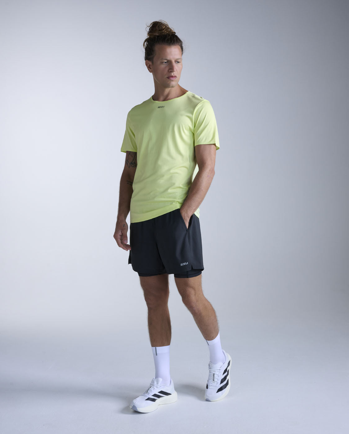 2xu-light-speed-tech-tee-laufshirt-herren-cool-matcha-slim image 2