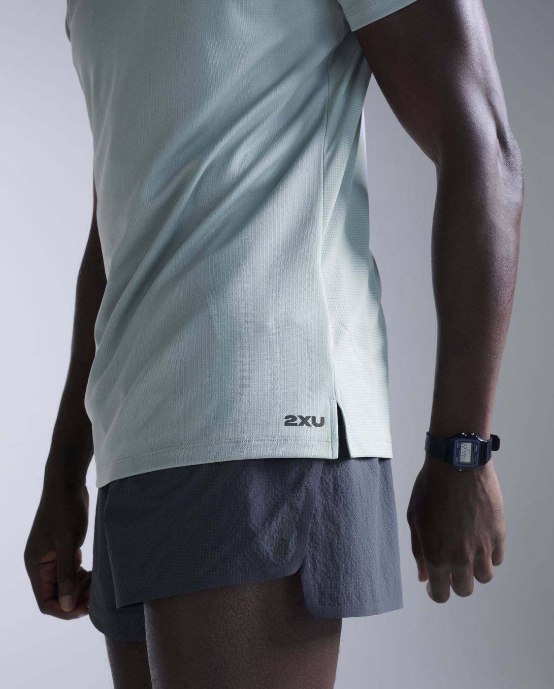 2xu-aero-tee-laufshirt-smoke-blue-black-slim-atmungsaktiv image 2