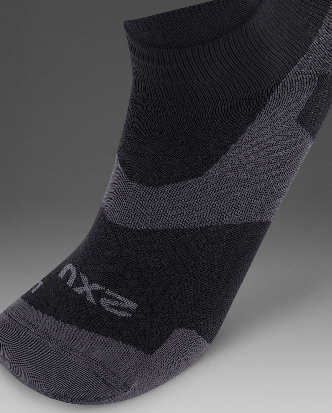 2xu-vectr-ultralight-1-4-crew-socken-schwarz-kompression image 2