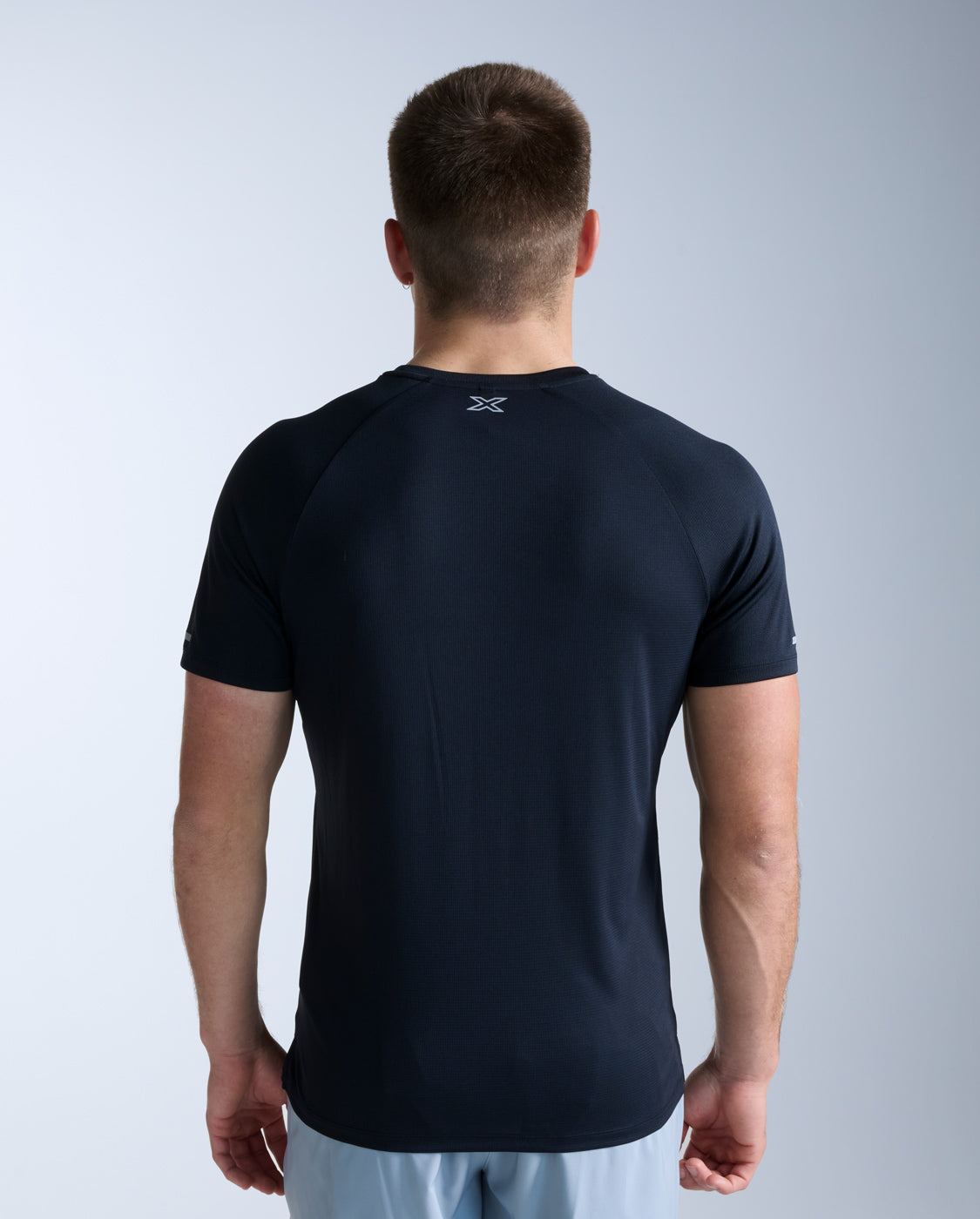 2xu-aero-tee-laufshirt-herren-schwarz-slim-fit image 6