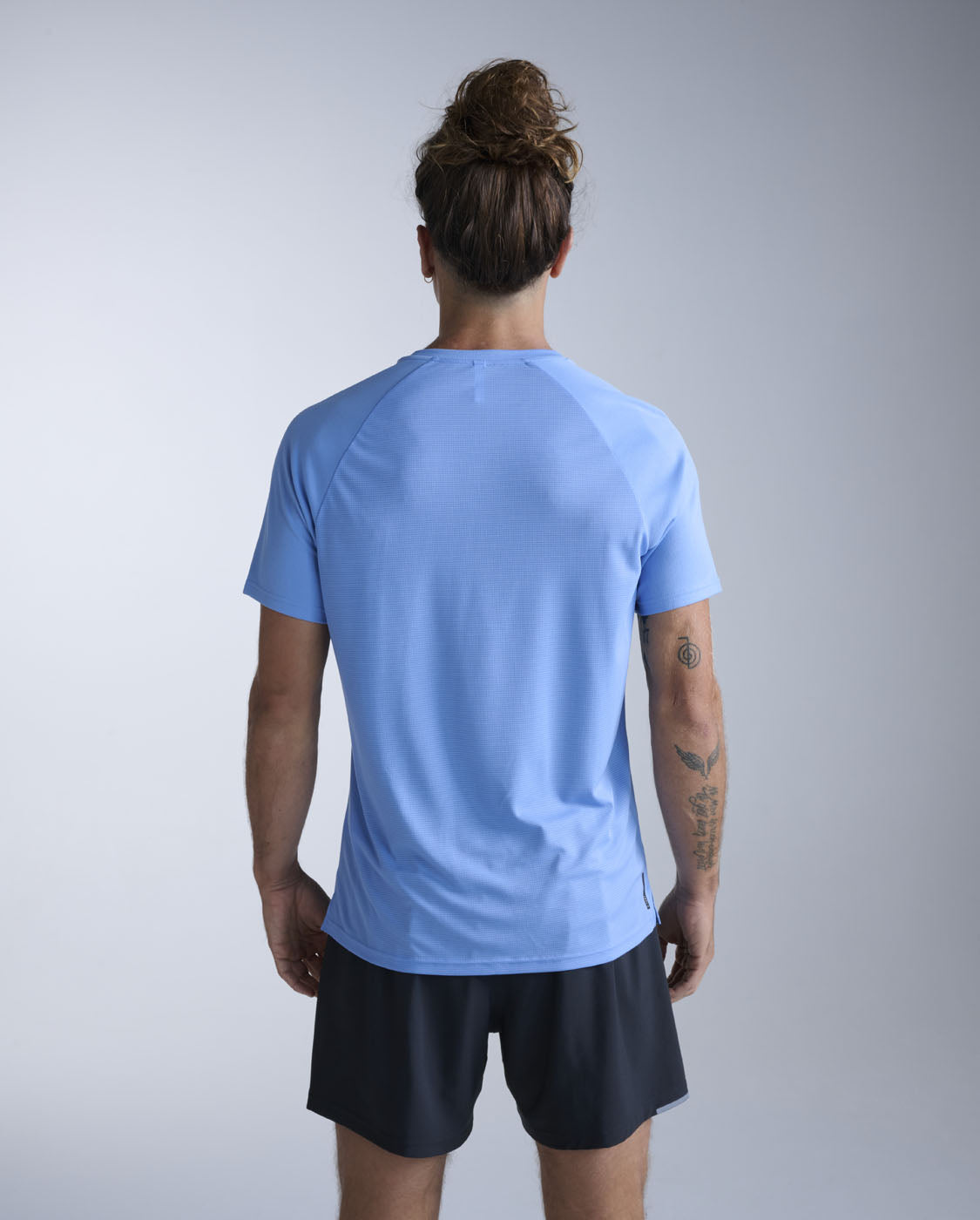 2xu-aero-tee-laufshirt-herren-silverlake-blue image 2