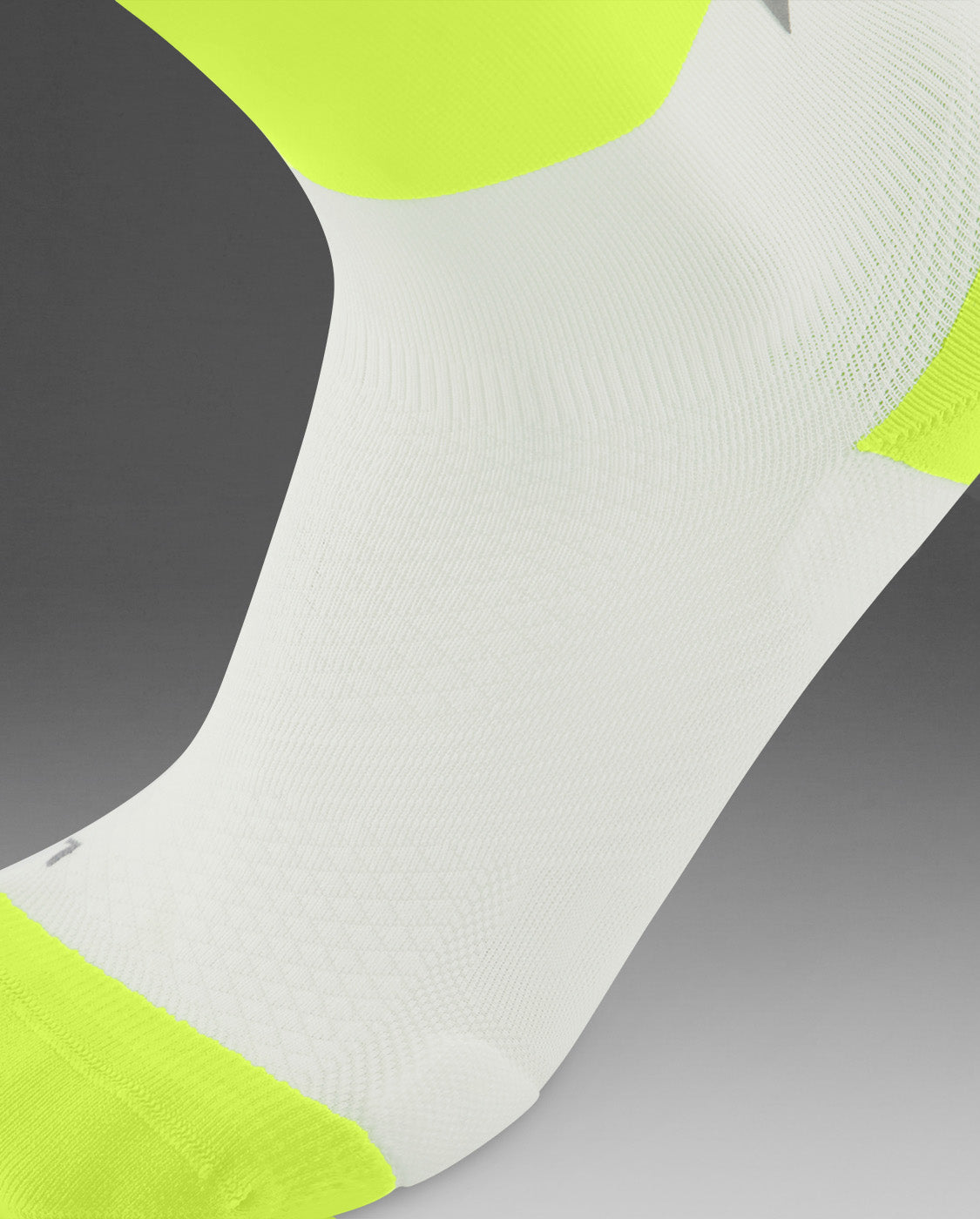 2xu-vectr-reflective-crew-socks-laufsocken-white-volt image 2