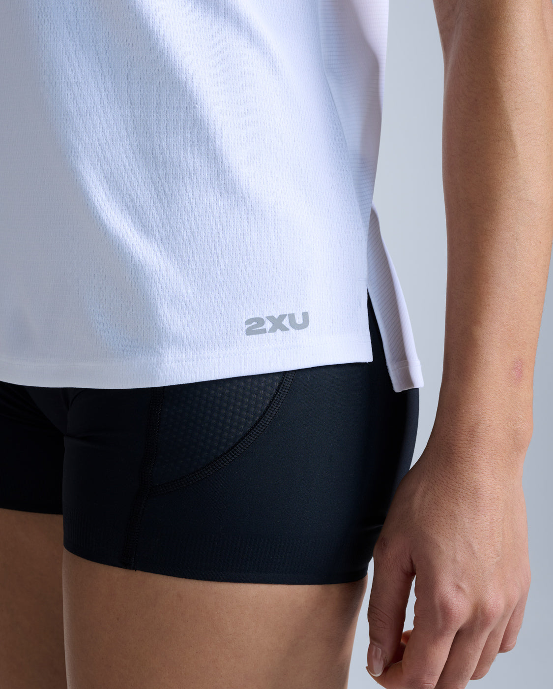 2xu-aero-tee-damen-white-atmungsaktives-laufshirt-kurzarm image 4