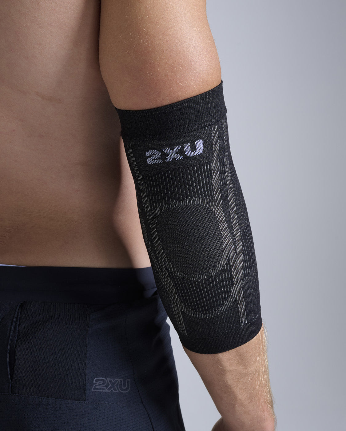2xu-recovery-ellenbogenbandage-mit-fir-grau-schwarz image 4