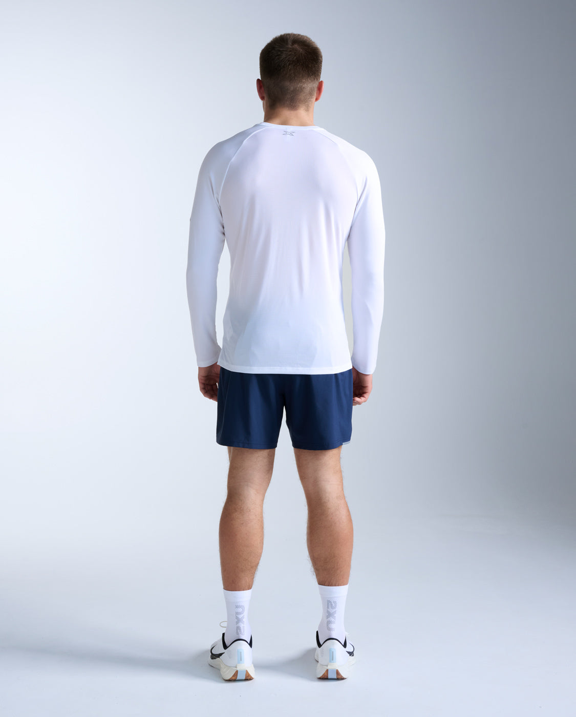 2xu-aero-long-sleeve-laufshirt-weiss-silber-herren image 2