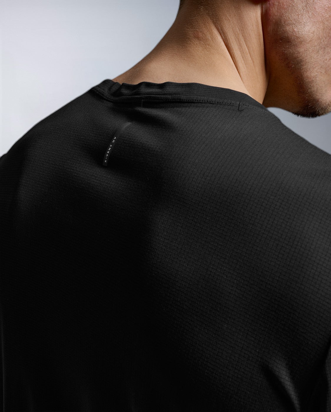 2xu-aero-trail-langarmshirt-herren-schwarz-uv-schutz image 3