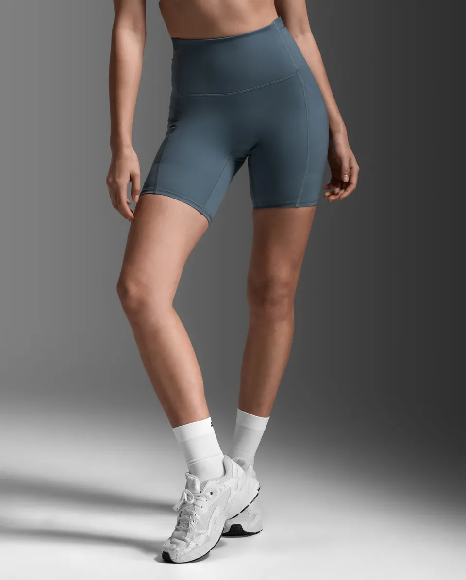 2xu-form-stash-hi-rise-6-shorts-damen-dark-sage-taschen image 1