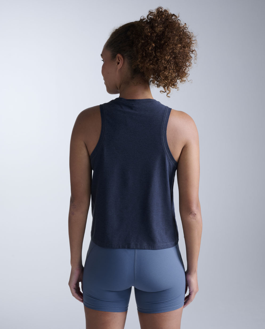 2xu-form-soft-jersey-relaxed-tank-top-midnight-white image 2