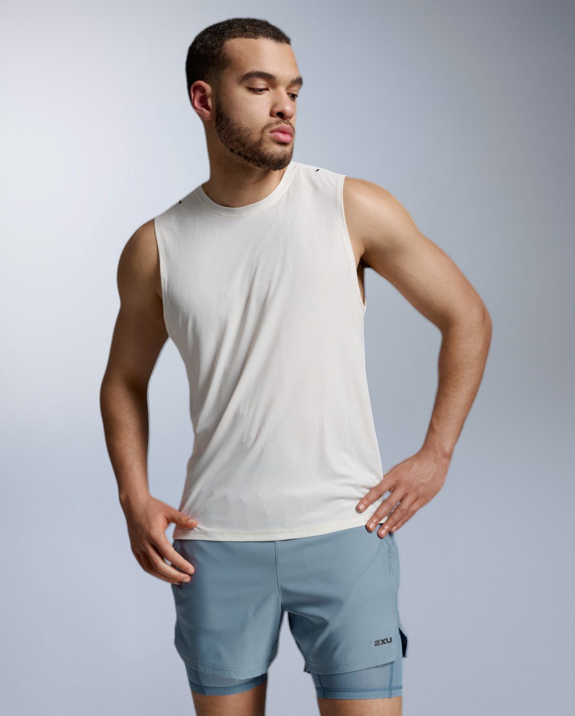 2xu-aero-trail-tank-top-herren-chalk-black-schnelltrocknend image 1