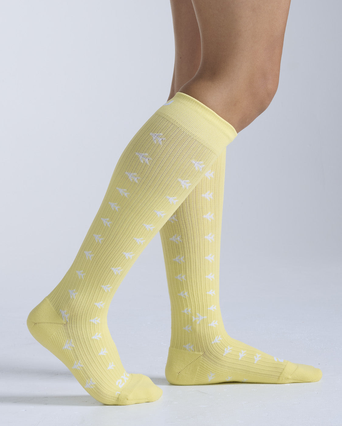 2xu-flight-bamboo-charcoal-kompressionssocken-butter-halogen image 2