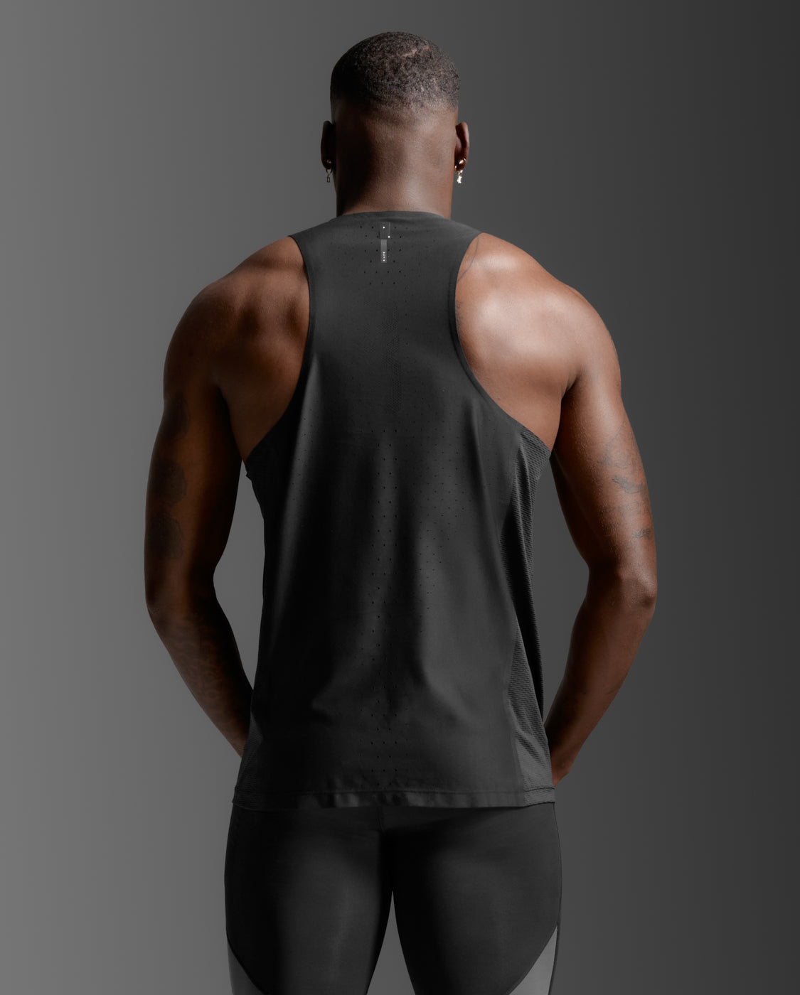 2xu-light-speed-react-singlet-herren-black-black-reflective-slim-fit image 3