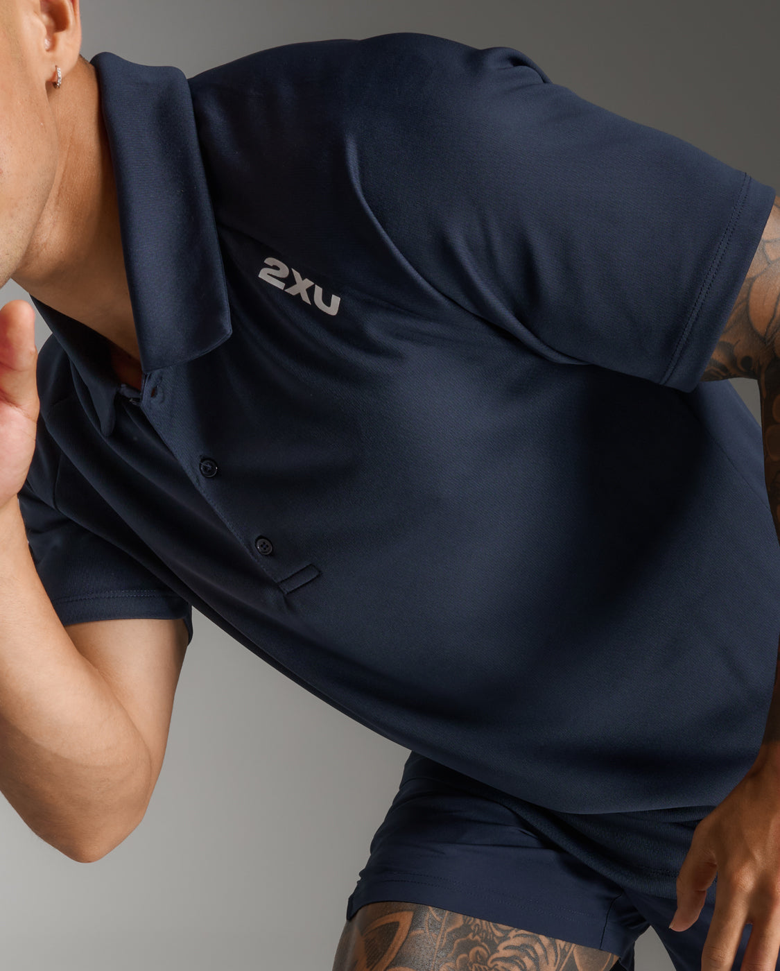 2xu-motion-aspire-polo-herren-midnight-white-kurzarm image 5