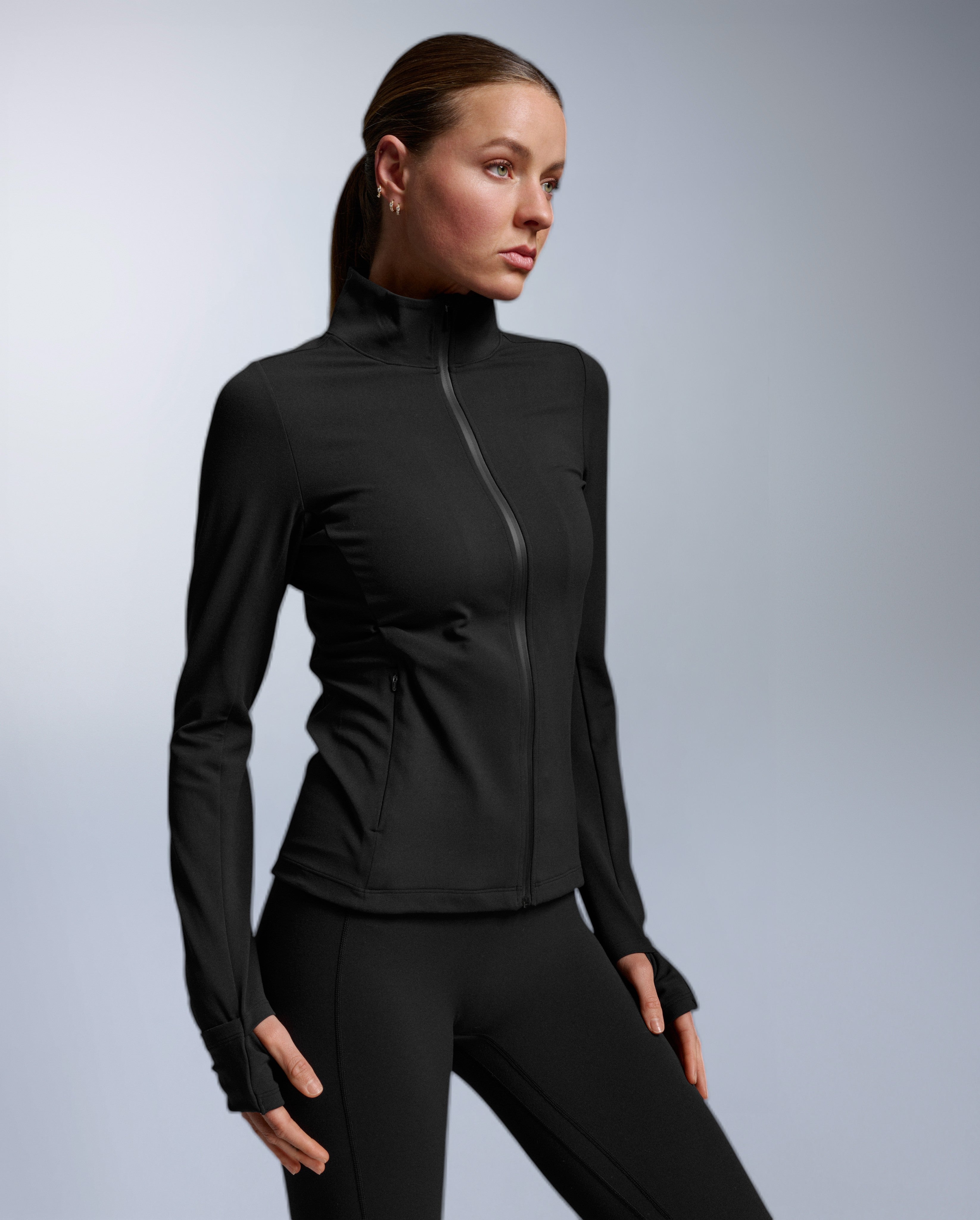 2xu-fluid-full-zip-jacke-damen-schwarz-winddicht image 1