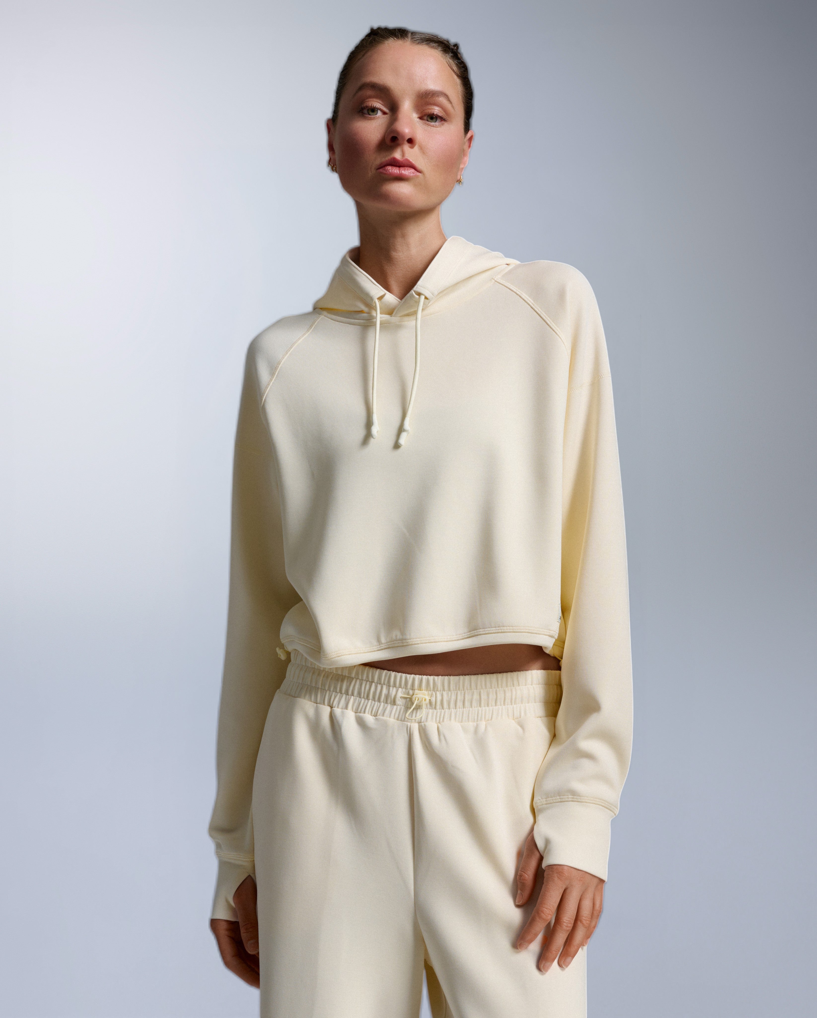 2xu-signature-wonderluxe-cropped-hoodie-chalk-white image 1