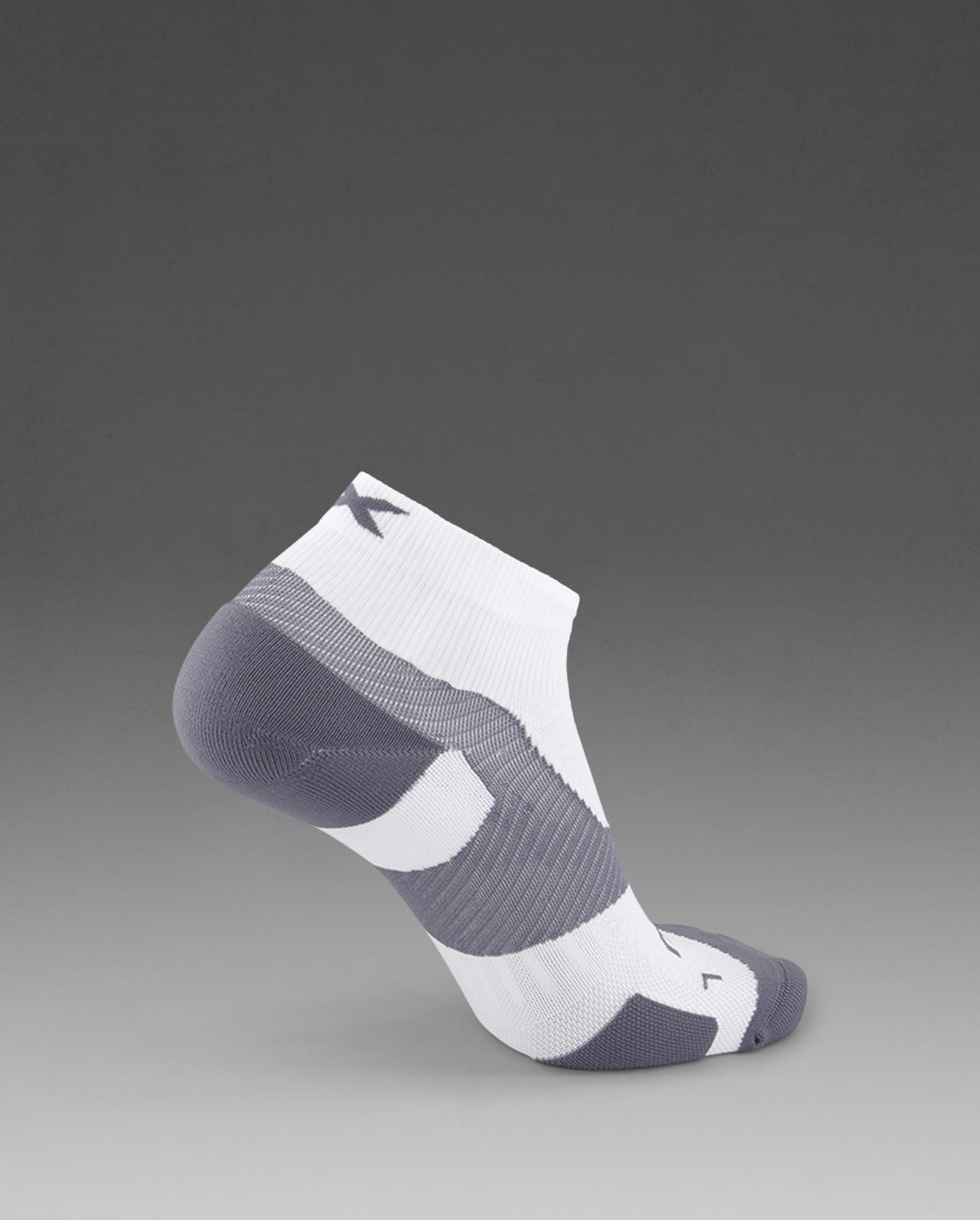 2xu-vectr-light-cushion-1-4-crew-socken-white-grey image 2