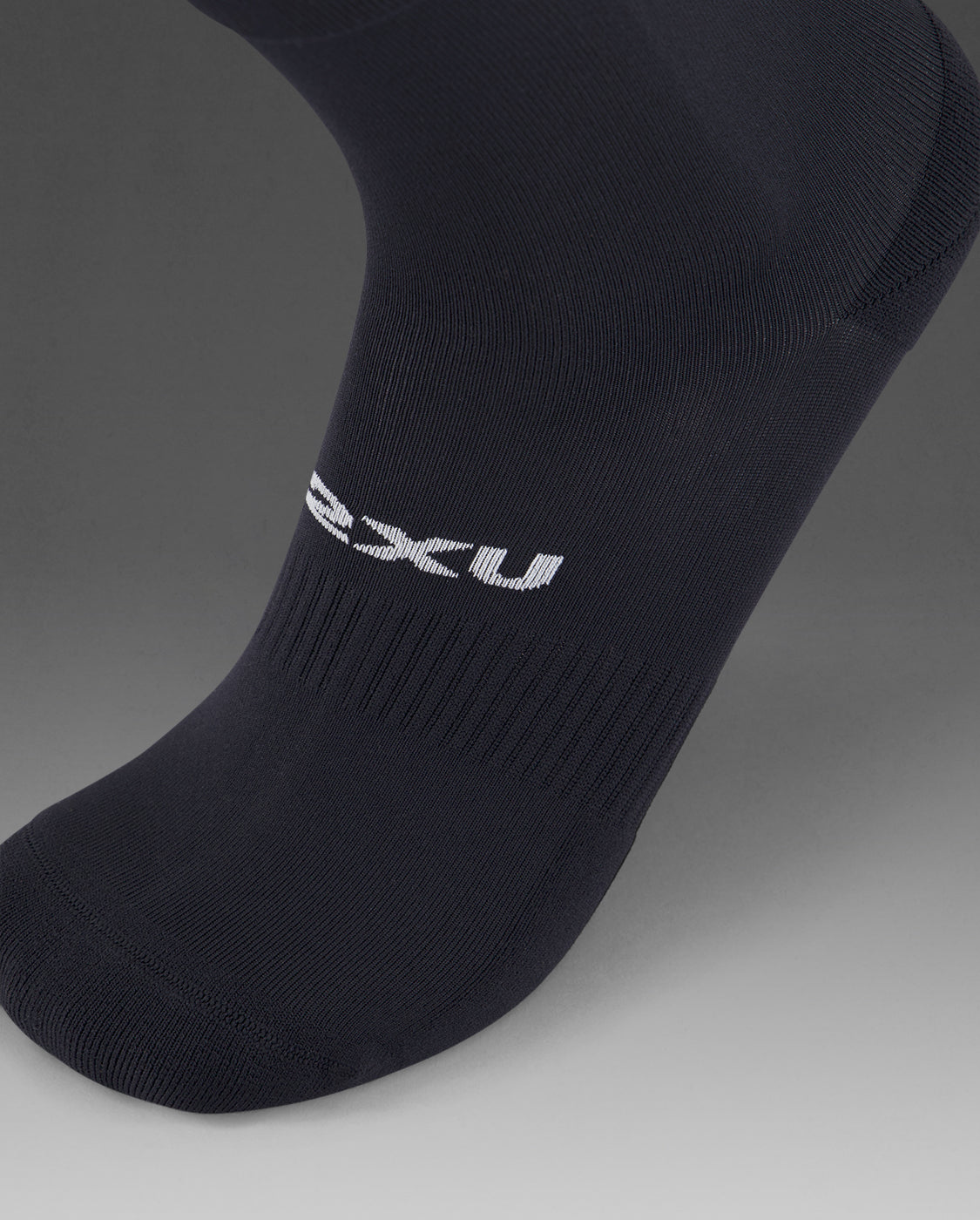 2xu-24-7-crew-socks-3-pack-black-white-laufsocken image 3