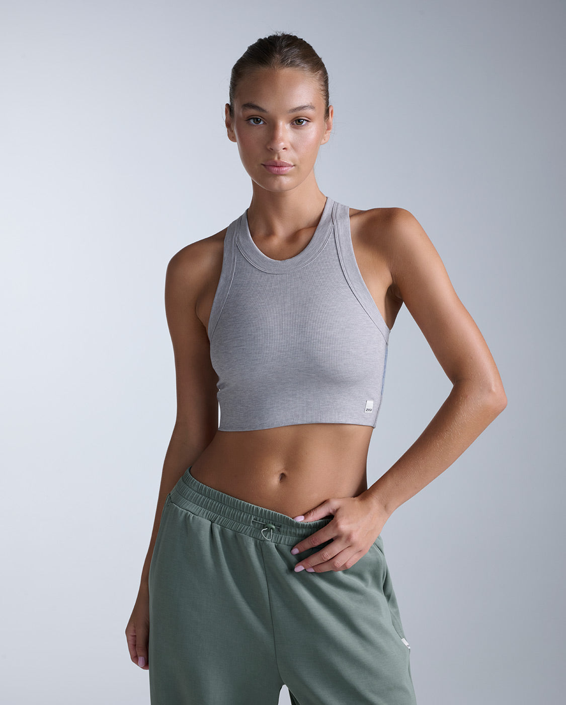 2xu-fluid-crop-tank-damen-sporttop-grau-tencel-weich image 1