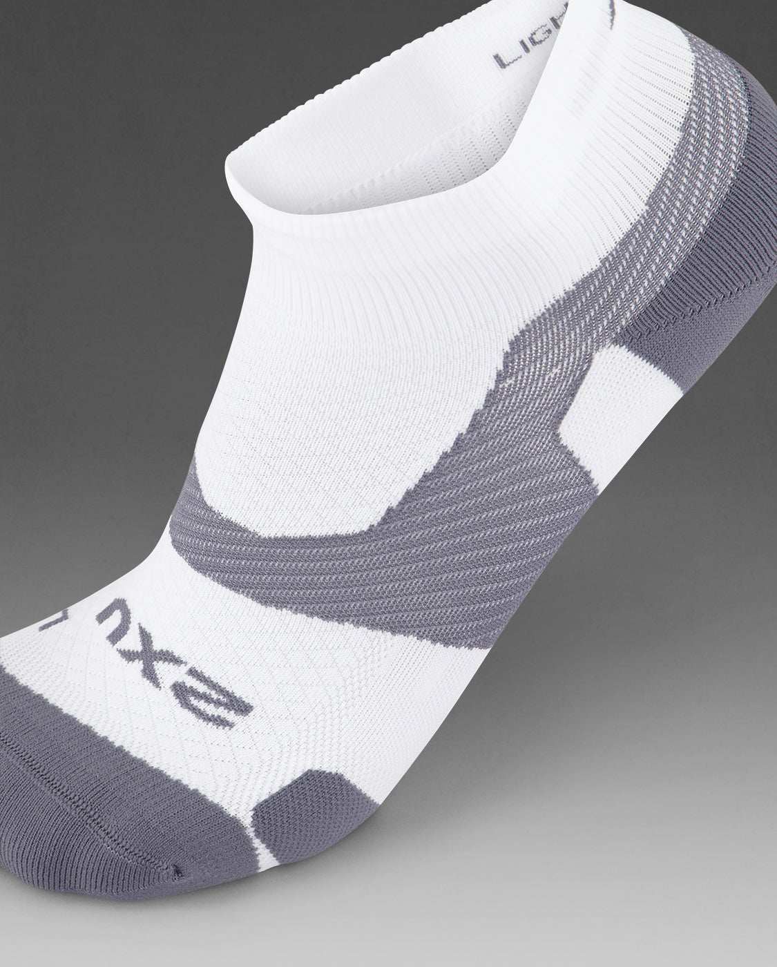 2xu-vectr-light-cushion-1-4-crew-socken-white-grey image 3