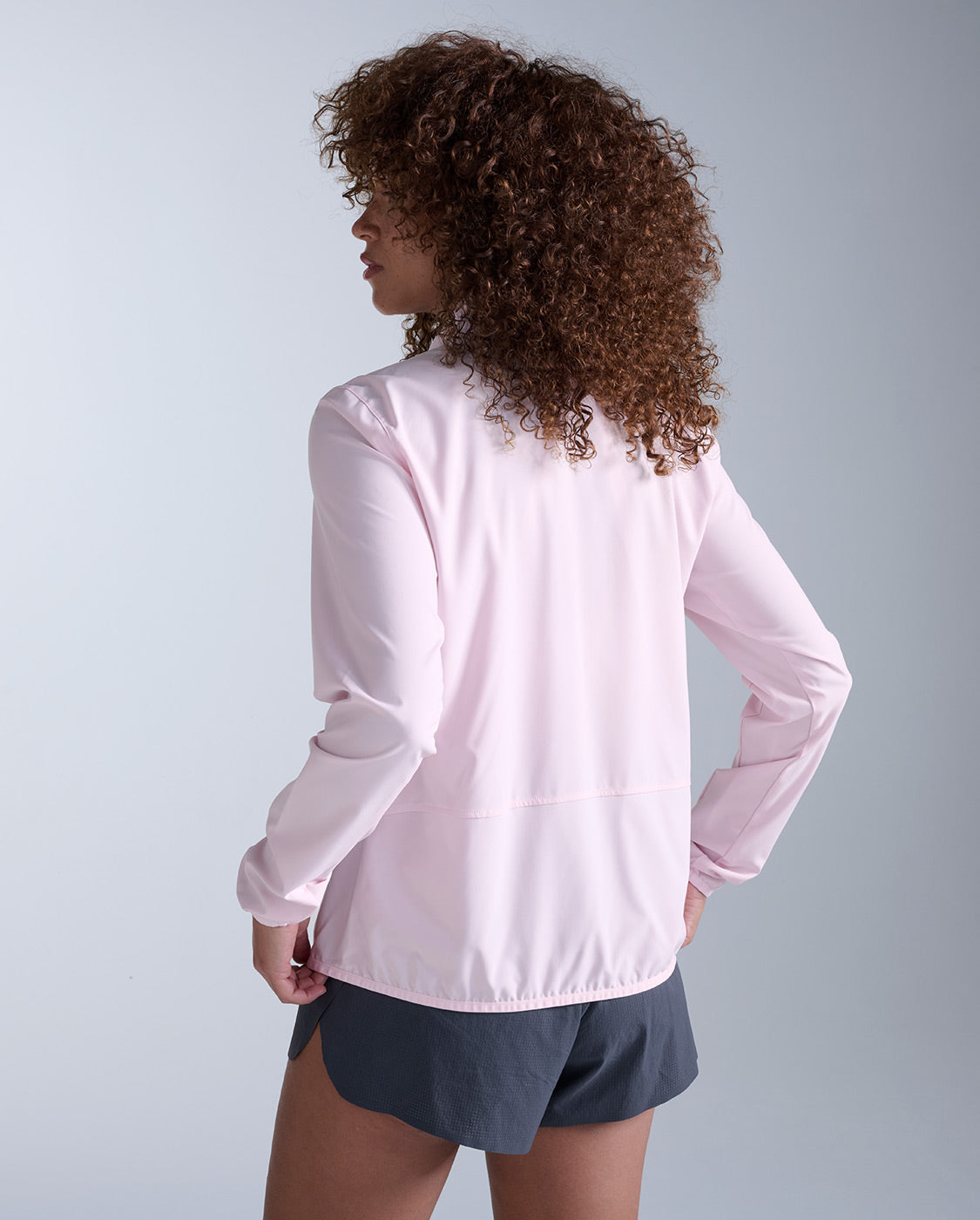 2xu-aero-jacket-laufjacke-pink-frost-damen-wasserabweisend image 2