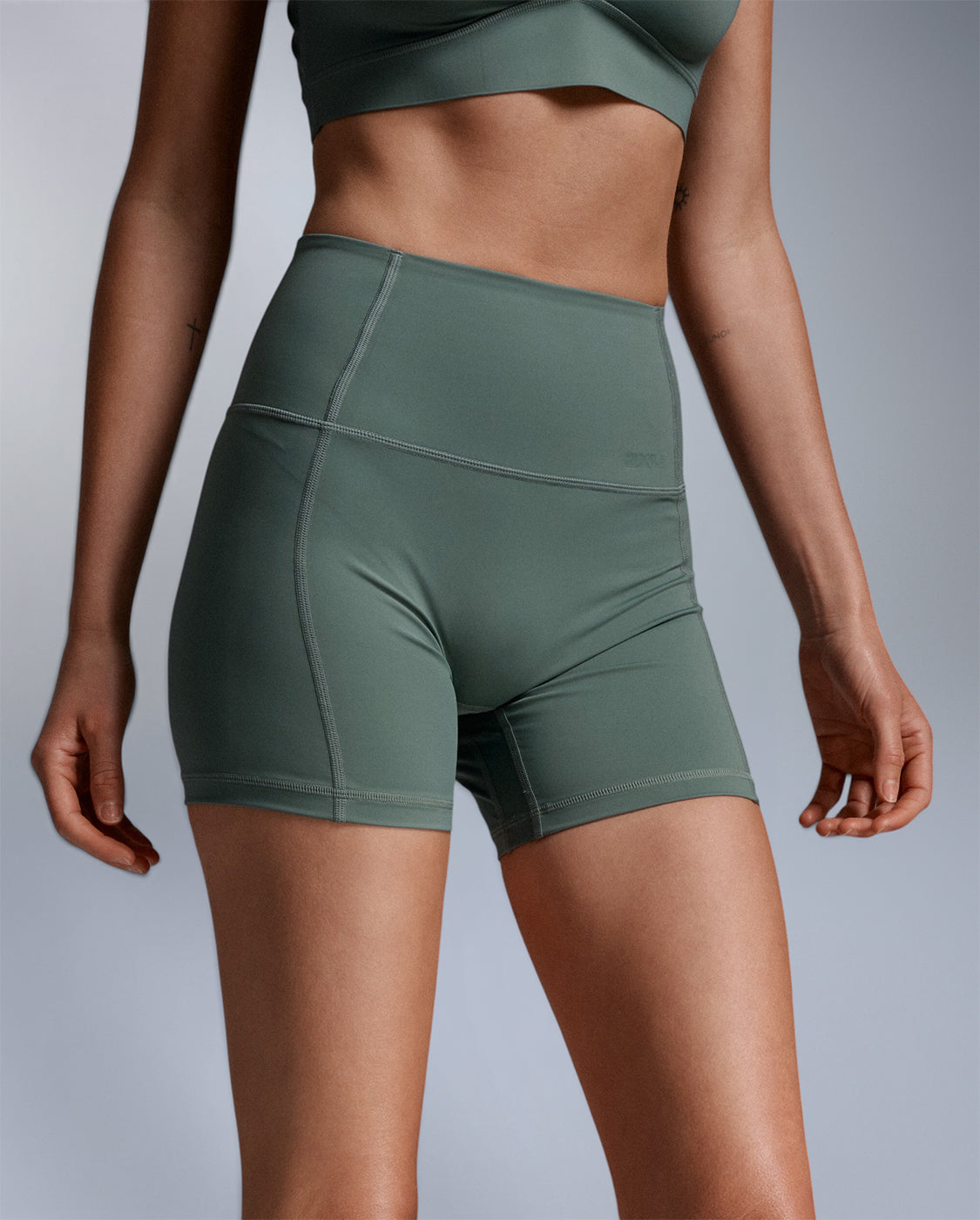 2xu-flex-feather-flex-5-inch-shorts-olive-high-waist image 1