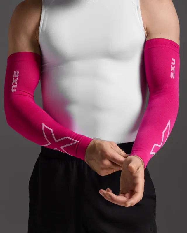 2xu-flex-compression-arm-sleeves-hot-pink-armlinge-paar image 1