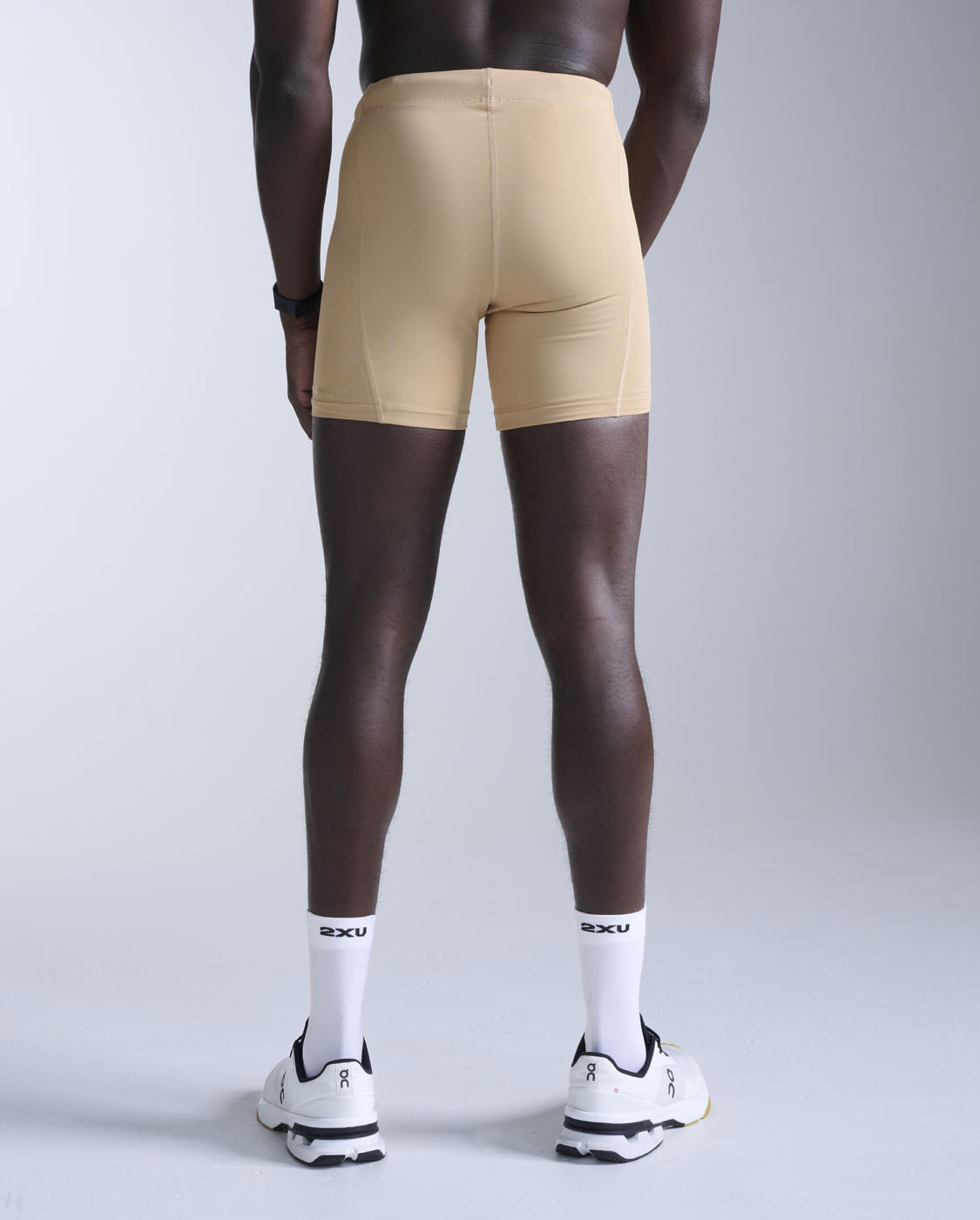 2xu-core-compression-1-2-shorts-herren-shorts-beige-kompression image 2