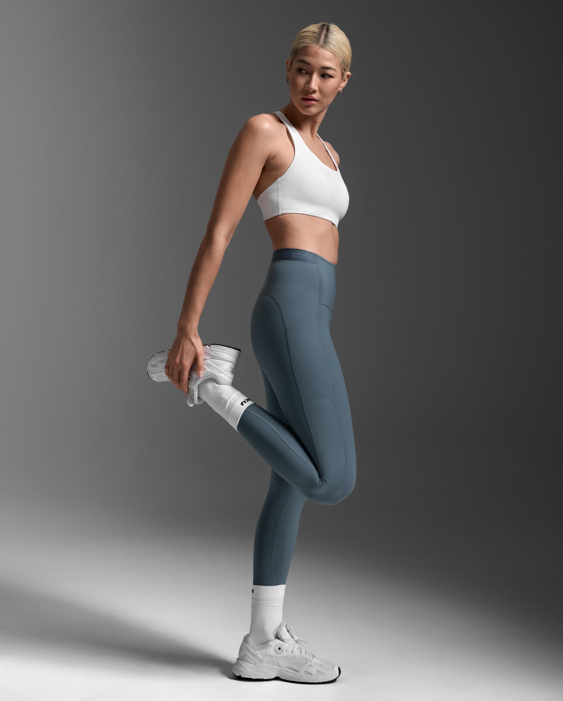 2xu-form-stash-hi-rise-tights-damen-dark-sage-taschen image 5