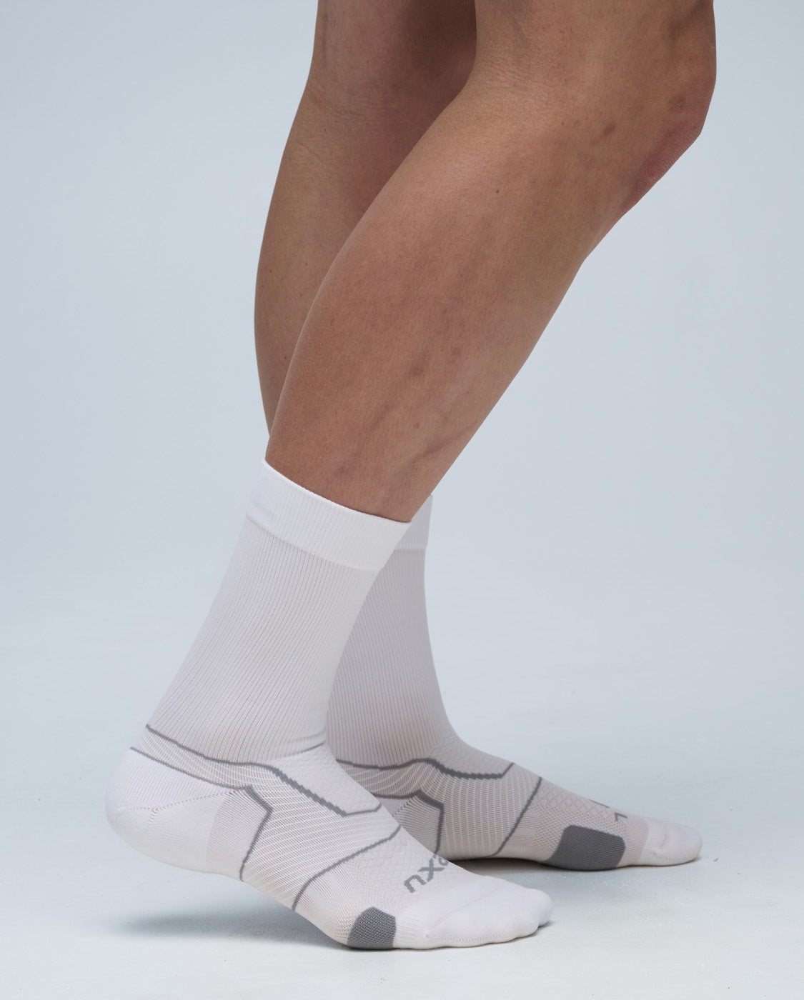 2xu-vectr-netball-crew-socken-wei-grau-gepolstert image 2