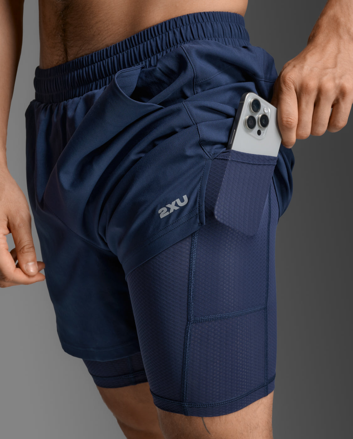2xu-aero-mesh-2-in-1-5-inch-laufshorts-herren-navy image 8