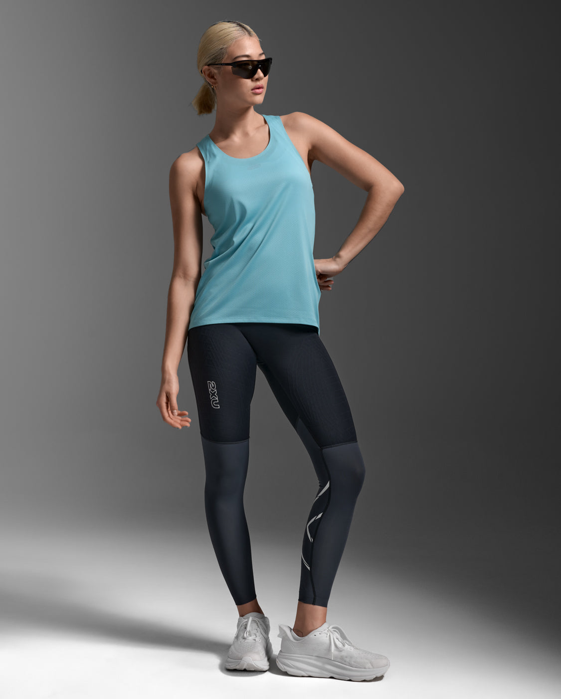 2xu-light-speed-tech-singlet-damen-retro-blue-slim image 5