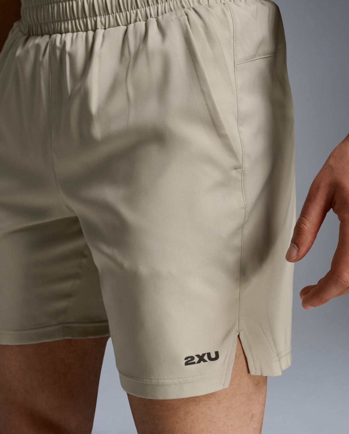 2xu-aero-7-inch-shorts-pebble-herren-reflektiv image 5