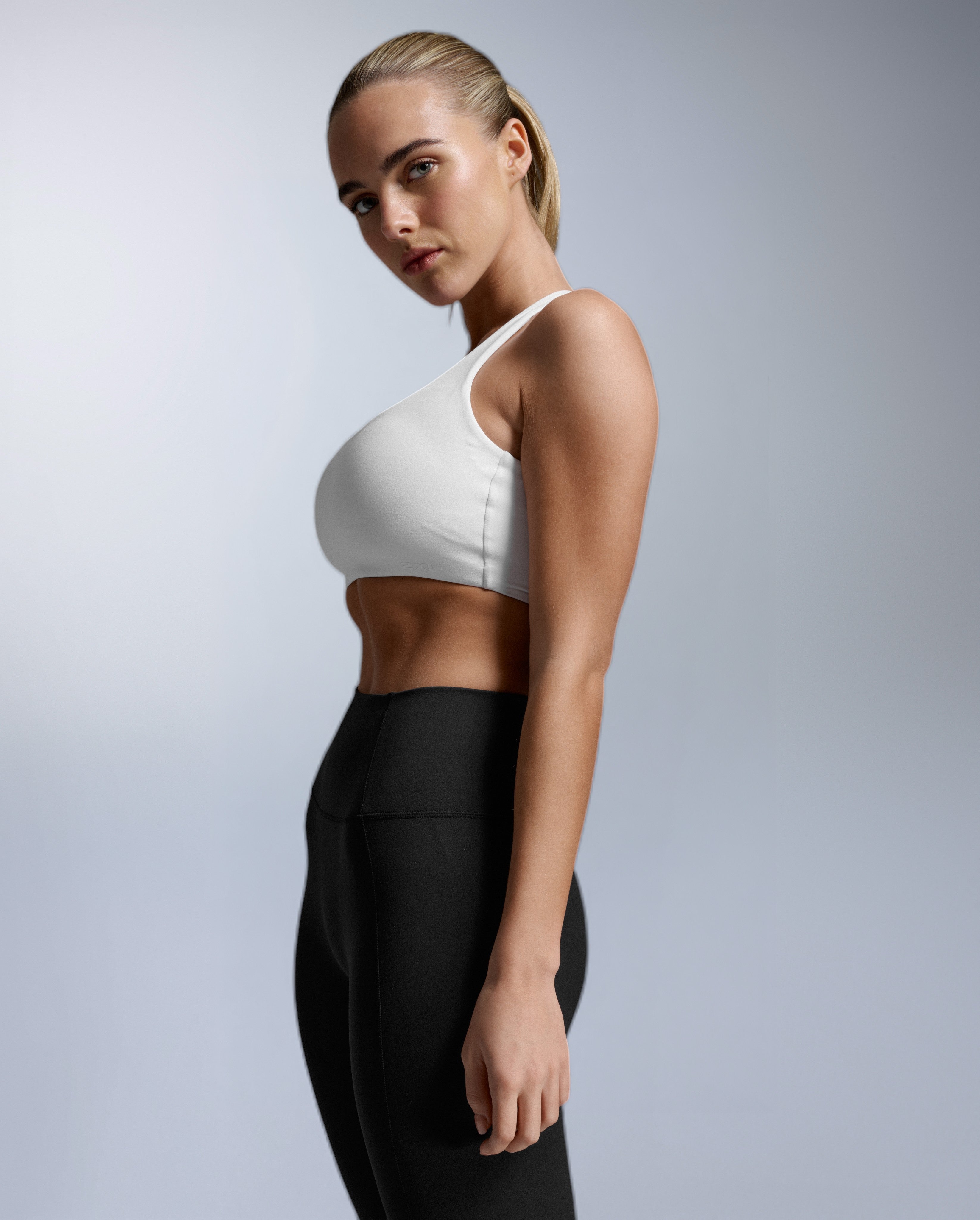 2xu-fluid-twist-back-bra-sport-bh-damen-white-low-impact image 3