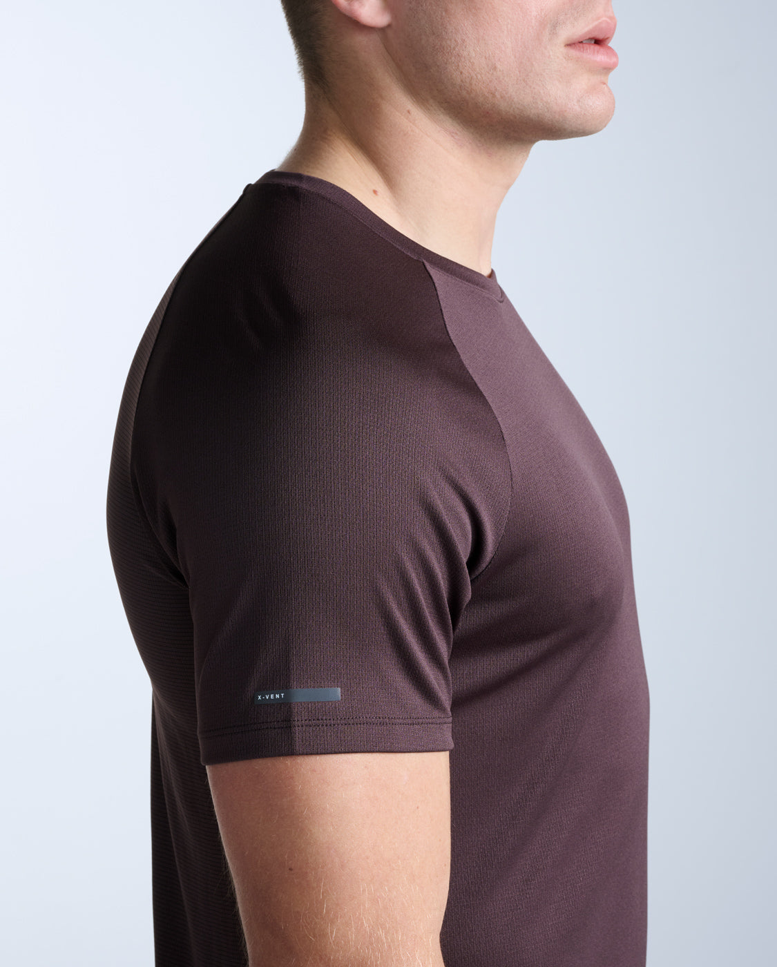 2xu-aero-tee-herren-bark-black-laufshirt-atmungsaktiv image 2