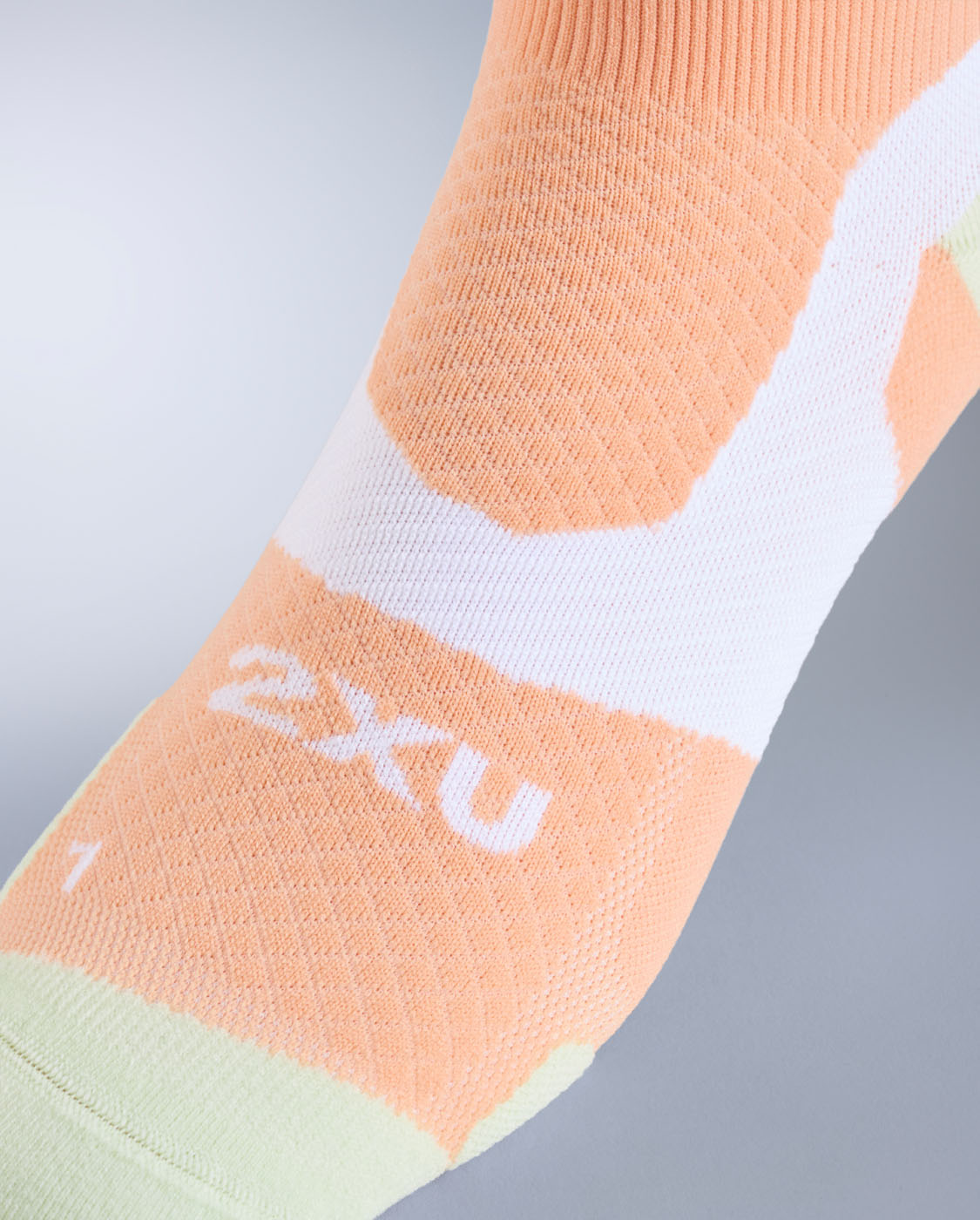 2xu-vectr-light-cushion-crew-socken-fuzzy-peach-laufsocken image 3