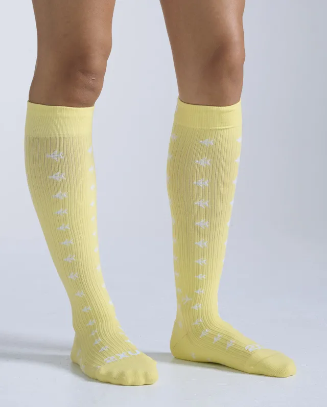 2xu-flight-bamboo-charcoal-kompressionssocken-butter-halogen image 1