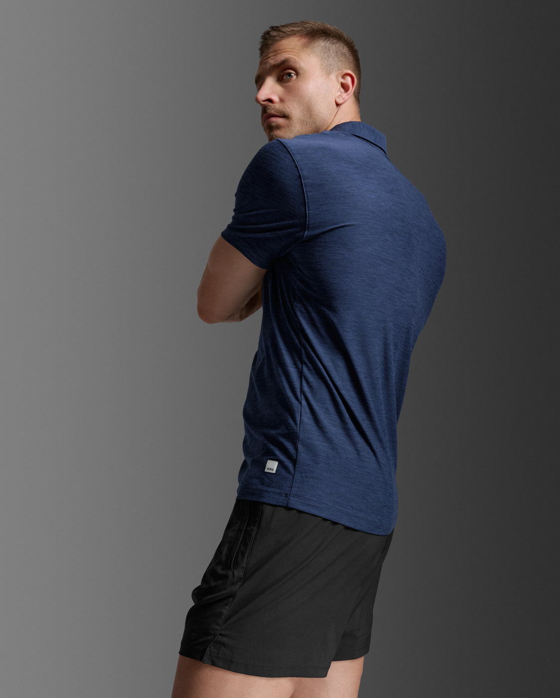 2xu-signature-polo-herren-midnight-kurzarm-jersey image 6