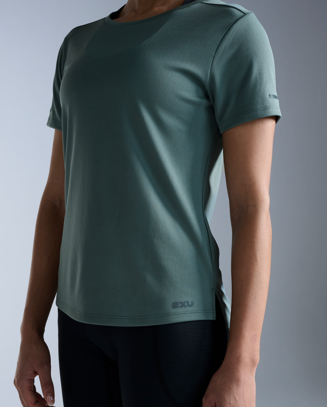 2xu-aero-tee-laufshirt-olive-leaf-damen-kurzarm-upf image 2