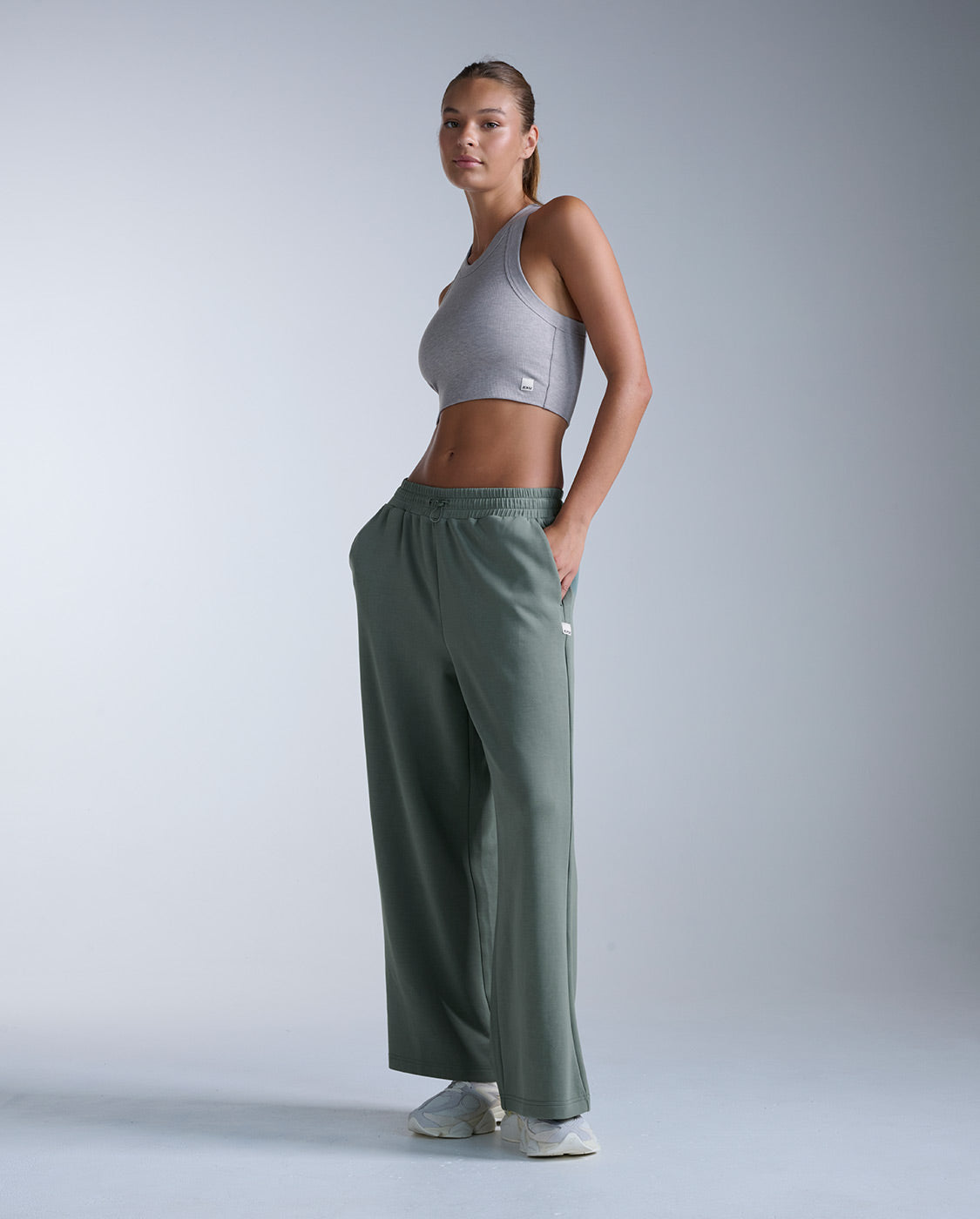 2xu-fluid-crop-tank-damen-sporttop-grau-tencel-weich image 6