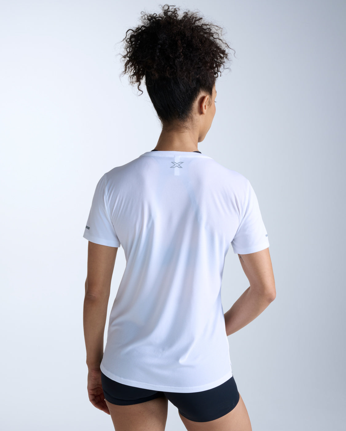 2xu-aero-tee-damen-white-atmungsaktives-laufshirt-kurzarm image 3