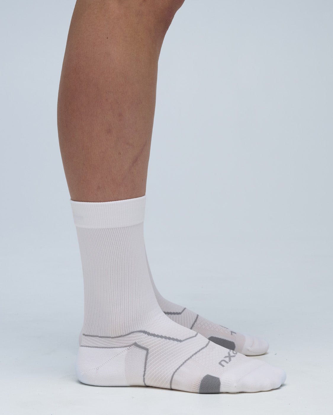 2xu-vectr-netball-crew-socken-wei-grau-gepolstert image 4