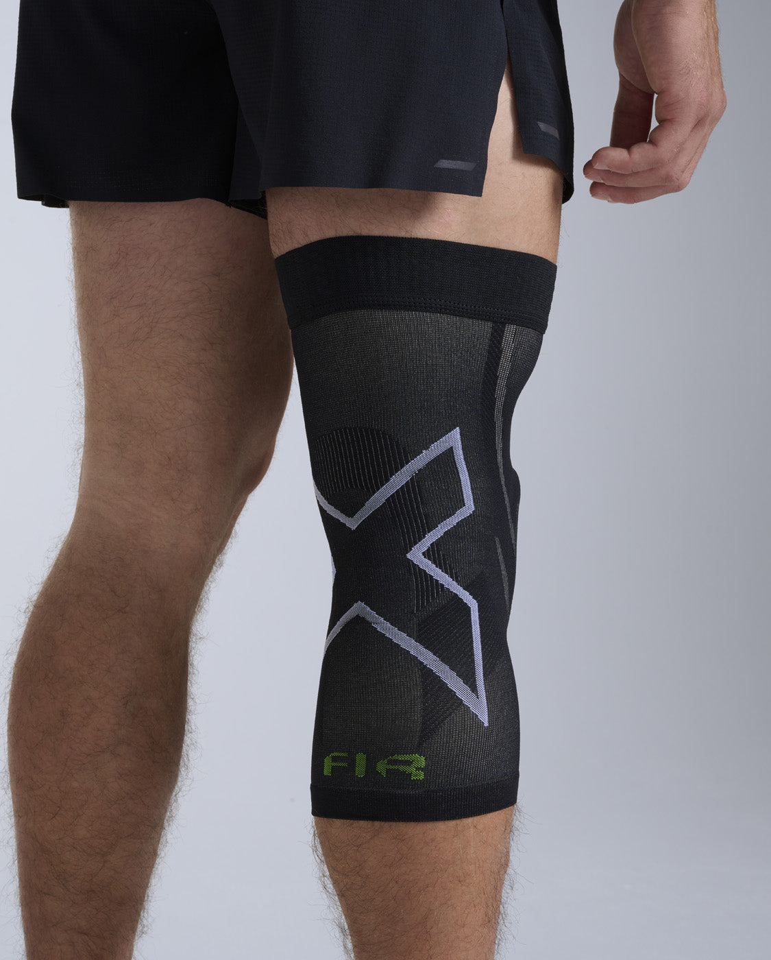 2xu-recovery-kniebandage-mit-fir-grau-schwarz-st-tze image 5