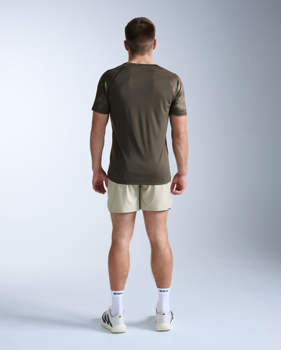 2xu-aero-tee-herren-flint-synapse-laufshirt-upf-50 image 7