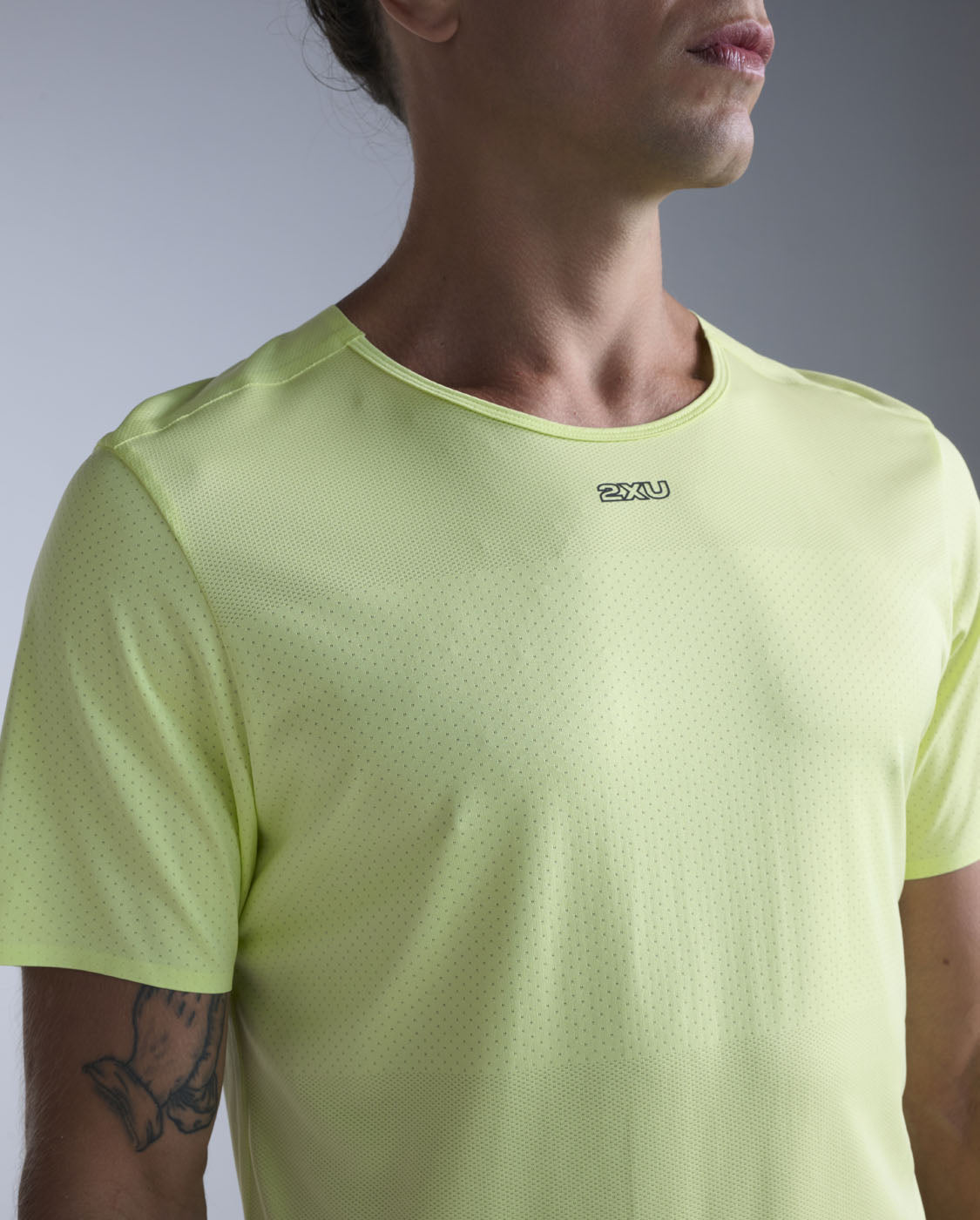 2xu-light-speed-tech-tee-laufshirt-herren-cool-matcha-slim image 5