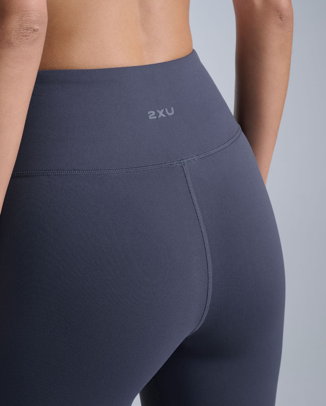 2xu-fluid-hi-rise-flare-pants-india-ink-high-waist image 4